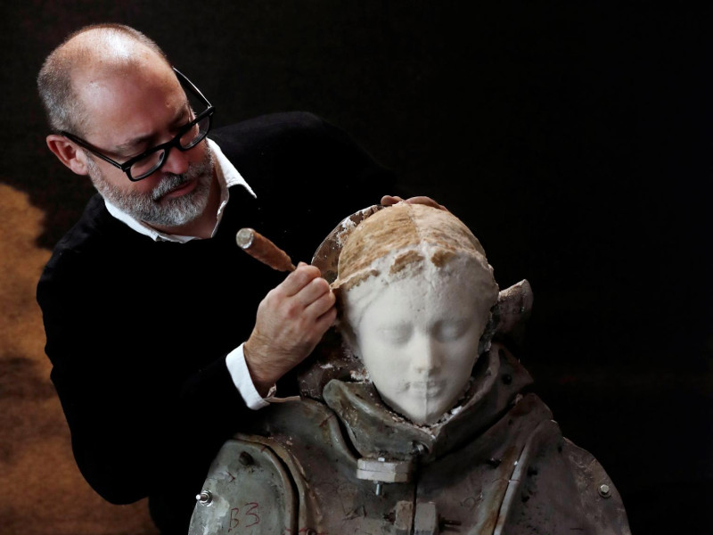GRAFCAV986. PAMPLONA, 20/11/2020.- El imaginero, escultor y fotógrafo madrileño Javier Viver, realiza unos últimos ajustes en la cara de una de sus esculturas de sal que previamente a introducido poco a poco en un molde de aluminio, formado por unas 50 piezas atornilladas entre sí, y la ha compactado con maderos para introducirla en un horno de panadería durante dos horas a 200 grados hasta conseguir una pieza compacta, una escultura a tamaño natural de Edith en sal pétrea. Esta junto con otras piezas elaboradas de la misma forma se descomponen desde este viernes a la intemperie en el Patio del Museo Universidad de Navarra. Sus cuerpos se irán deshaciendo poco a poco conforme las inclemencias climatológicas hagan mella en estas esculturas que rememoran el personaje bíblico de Edith, la Mujer de Lot. EFE/ Jesús Diges