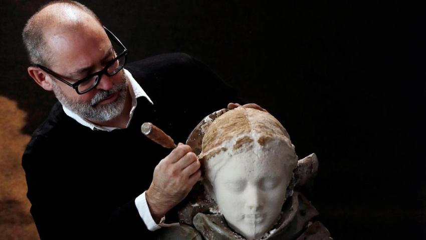 GRAFCAV986. PAMPLONA, 20/11/2020.- El imaginero, escultor y fotógrafo madrileño Javier Viver, realiza unos últimos ajustes en la cara de una de sus esculturas de sal que previamente a introducido poco a poco en un molde de aluminio, formado por unas 50 piezas atornilladas entre sí, y la ha compactado con maderos para introducirla en un horno de panadería durante dos horas a 200 grados hasta conseguir una pieza compacta, una escultura a tamaño natural de Edith en sal pétrea. Esta junto con otras piezas elaboradas de la misma forma se descomponen desde este viernes a la intemperie en el Patio del Museo Universidad de Navarra. Sus cuerpos se irán deshaciendo poco a poco conforme las inclemencias climatológicas hagan mella en estas esculturas que rememoran el personaje bíblico de Edith, la Mujer de Lot. EFE/ Jesús Diges