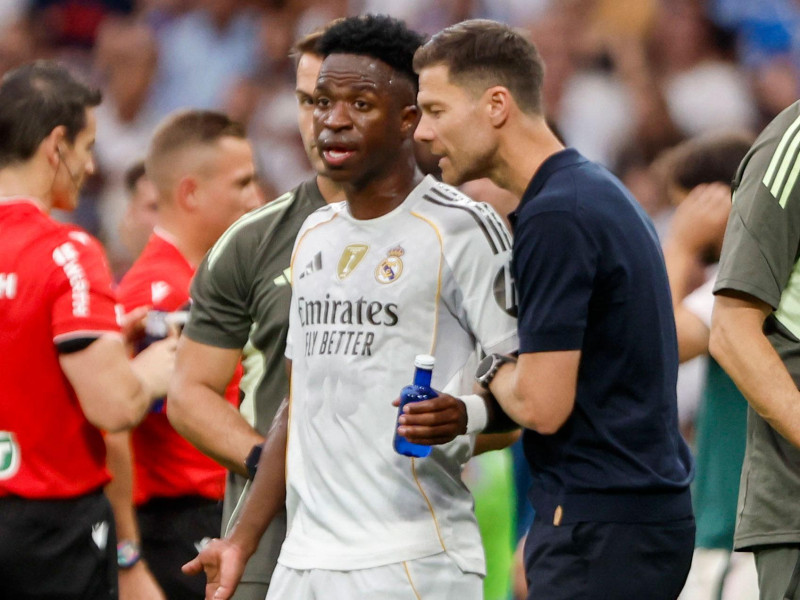 Vinicius y Xabi Alonso, durante el Real Madrid-Espanyol