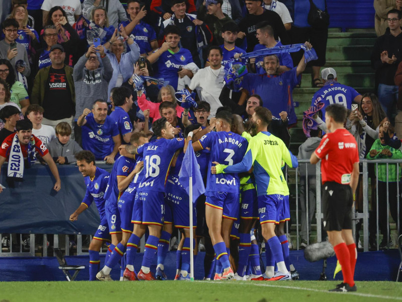 Los jugadores del Getafe celebran el gol de Arambarri contra el Alavés