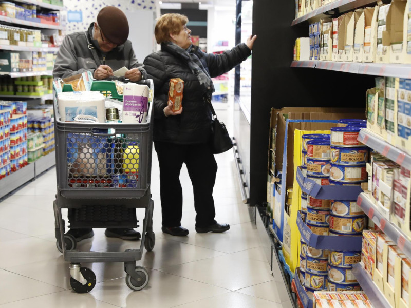 Dos ancianos compran en un supermercado