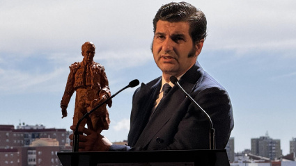 Morante de la Puebla, con el boceto de la escultura en homenaje a Antoñete