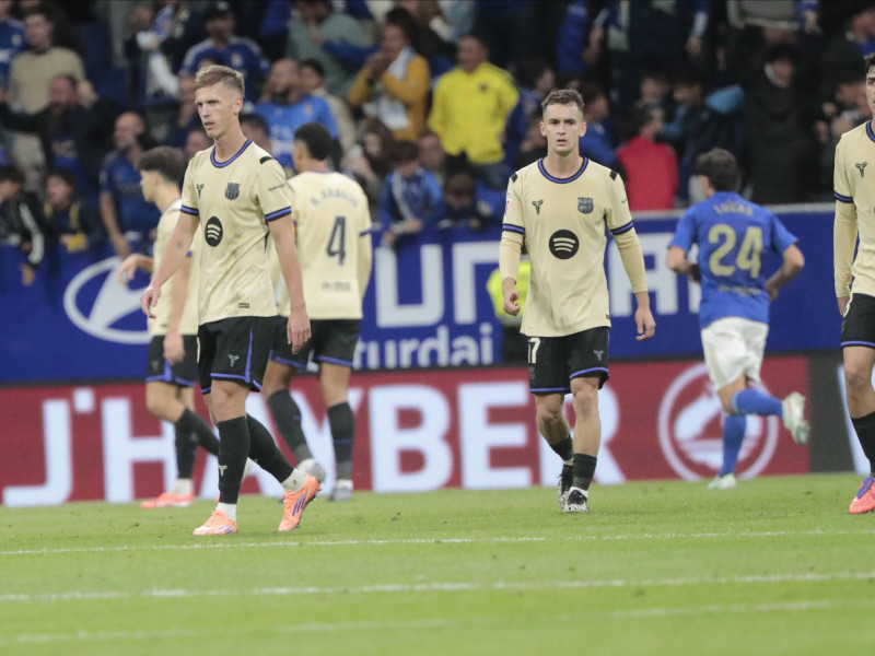 Los jugadores del Barcelona, cabizbajos tras el gol del Oviedo