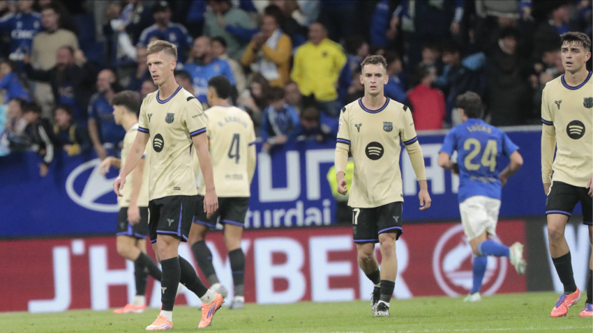 Los jugadores del Barcelona, cabizbajos tras el gol del Oviedo
