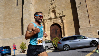 La Carrera Lago de Pareja recorre lugares emblemáticos del patrimonio del municipio alcarreño, como la puerta sur de la Iglesia Parroquial