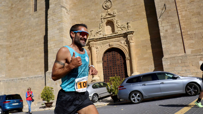 La Carrera Lago de Pareja recorre lugares emblemáticos del patrimonio del municipio alcarreño, como la puerta sur de la Iglesia Parroquial