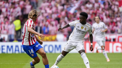 Vinicius encara a Llorente durante el Atlético - Real Madrid