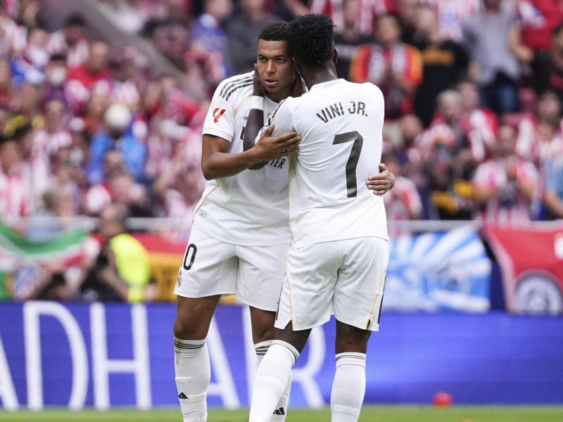 Mbappé celebra con Vinicius el 1-1 del Real Madrid contra el Atlético