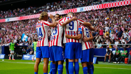 Los jugadores del Atlético celebran el quinto gol contra el Real Madrid