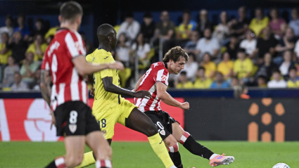 Unai Gómez prueba suerte con un disparo durante el Villarreal - Athletic