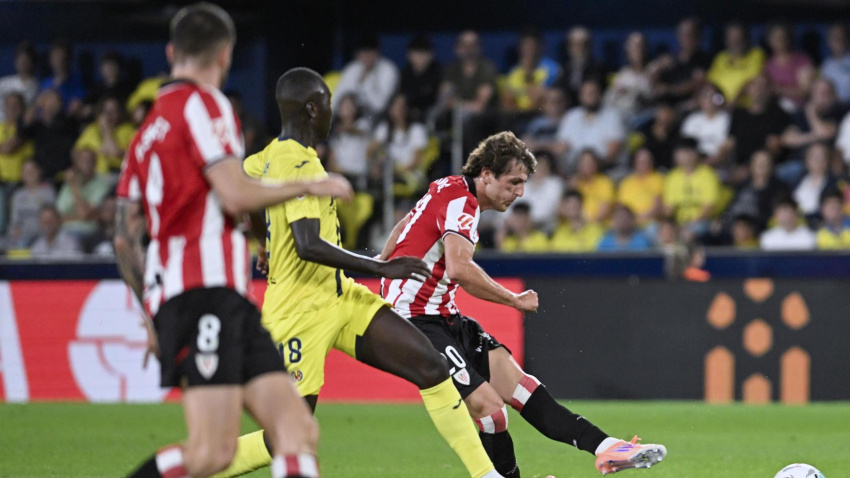 Unai Gómez prueba suerte con un disparo durante el Villarreal - Athletic