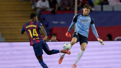 Remiro intenta taponar un disparo de Marcus Rashford durante el Barcelona - Real Sociedad