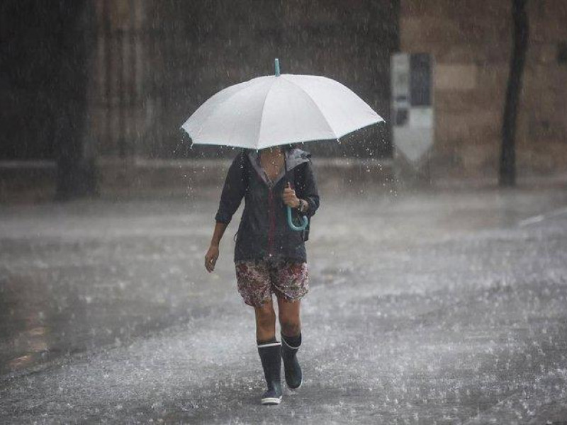 Mujer con paragüas durante el temporal de lluvias que azota España