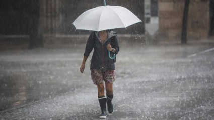 Mujer con paragüas durante el temporal de lluvias que azota España