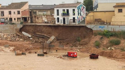 Un talud se desprende en el barranco del Poyo en Picanya.Un talud se ha desprendido en el barranco del Poyo en la localidad de Picanya (Valencia), durante el episodio de fuertes lluvias de este lunes en la provincia de Valencia.SOCIEDAD COMPROMÍS PICANYA