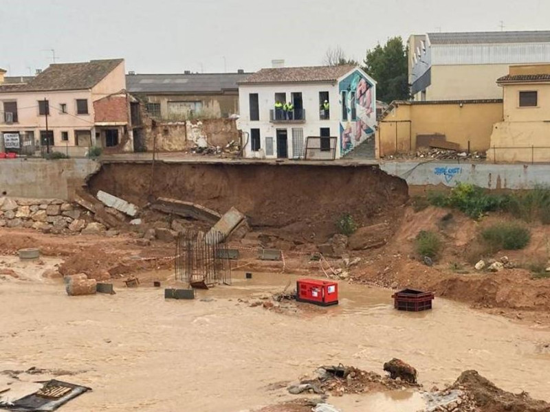 Un talud se desprende en el barranco del Poyo en Picanya.Un talud se ha desprendido en el barranco del Poyo en la localidad de Picanya (Valencia), durante el episodio de fuertes lluvias de este lunes en la provincia de Valencia.SOCIEDAD COMPROMÍS PICANYA