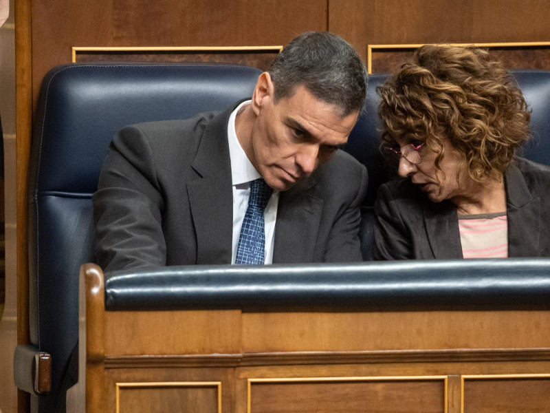 (Foto de ARCHIVO)El presidente del Gobierno, Pedro Sánchez (i) y la vicepresidenta primera y ministra de Hacienda, María Jesús Montero, durante una sesión plenaria, en el Congreso de los Diputados, a 8 de mayo de 2025, en Madrid (España). El Congreso debate y vota hoy la convalidación o derogación del Real Decreto ley 4/2025, de medidas urgentes de respuesta a la amenaza arancelaria y de relanzamiento comercial que es el plan diseñado por el Gobierno para mitigar los impactos negativos de la política arancelaria de Estados Unidos con una dotación de 14.100 millones de euros.Alejandro Martínez Vélez / Europa Press08 MAYO 2025;CONGRESO;ARANCELES;COMERCIO08/5/2025