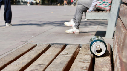 Acumulación de basura junto a contenedores y papeleras en Vilafranca
