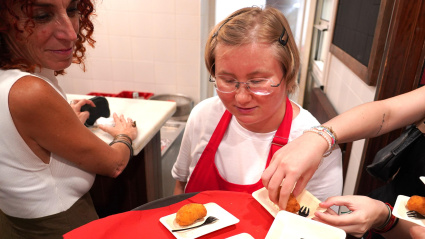 Una de las protagonistas de esta iniciativa es María, quien trabaja como auxiliar polivalente.