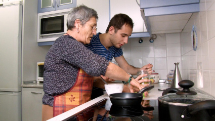 Personas mayores que no quieren vivir solas acogen en su casa a jóvenes que no conocen: el programa que da una solución a universitarios sin piso