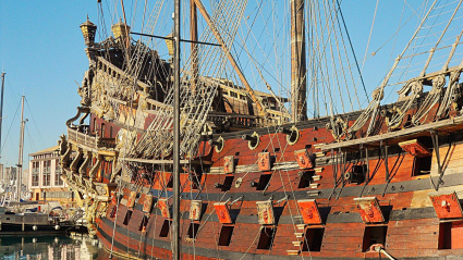 En 1521, después de la muerte de Magallanes en Filipinas, la expedición se encontraba diezmada y en situación desesperada.