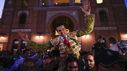 Emilio de Justo, en su salida a hombros este viernes en Las Ventas