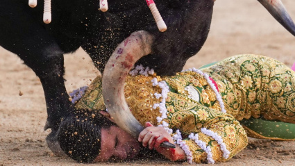 Momento de la voltereta sufrida por Emilio de Justo en el primer toro de su lote