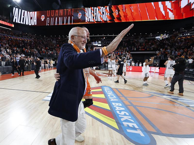 Juan Roig fue ovacionado por el público del Roig Arena