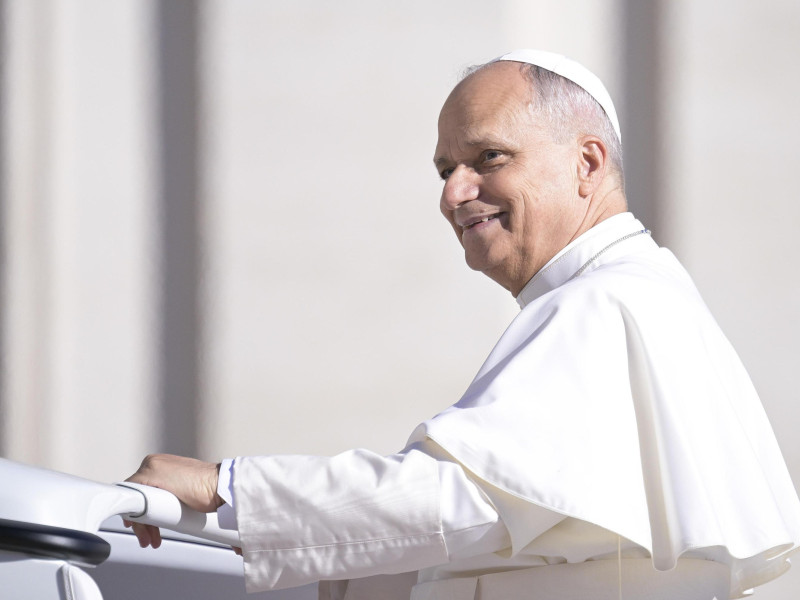 Vatican City (Vatican City State (Holy See)), 04/10/2025.- Pope Leo XIV arrives to lead the Jubilee Audience of Migrants and the Missionary World in Saint Peter's Square, Vatican City, 04 October 2025. (Papa) EFE/EPA/RICCARDO ANTIMIANI