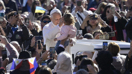 Vatican City (Vatican City State (Holy See)), 04/10/2025.- Pope Leo XIV blesses a child as he arrives to lead the Jubilee Audience of Migrants and the Missionary World in Saint Peter's Square, Vatican City, 04 October 2025. (Papa) EFE/EPA/RICCARDO ANTIMIANI
