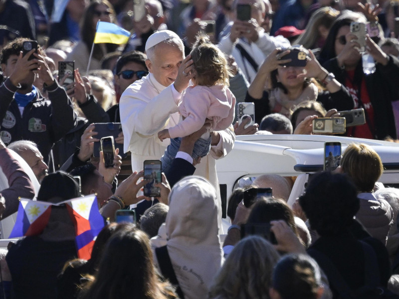 Vatican City (Vatican City State (Holy See)), 04/10/2025.- Pope Leo XIV blesses a child as he arrives to lead the Jubilee Audience of Migrants and the Missionary World in Saint Peter's Square, Vatican City, 04 October 2025. (Papa) EFE/EPA/RICCARDO ANTIMIANI