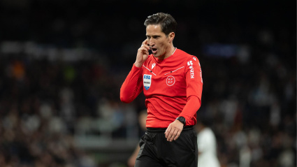 Munuera Montero dirigiendo un partido de La Liga