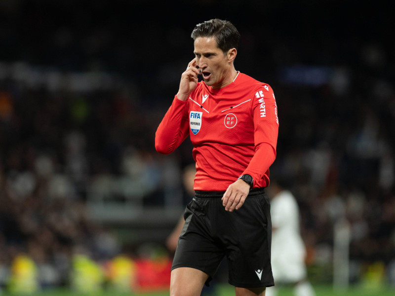 Munuera Montero dirigiendo un partido de La Liga