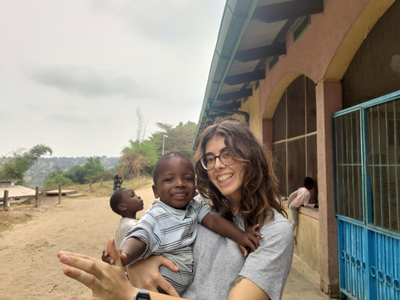 Paula con un niño de Mama Koko