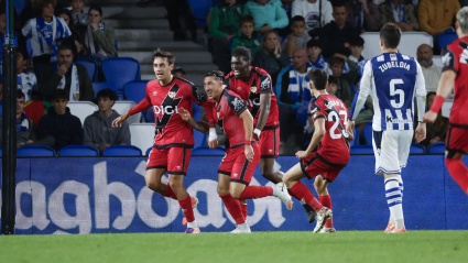 Pacha Espino celebra con sus compañeros el gol del triunfo del Rayo Vallecano contra la Real Sociedad