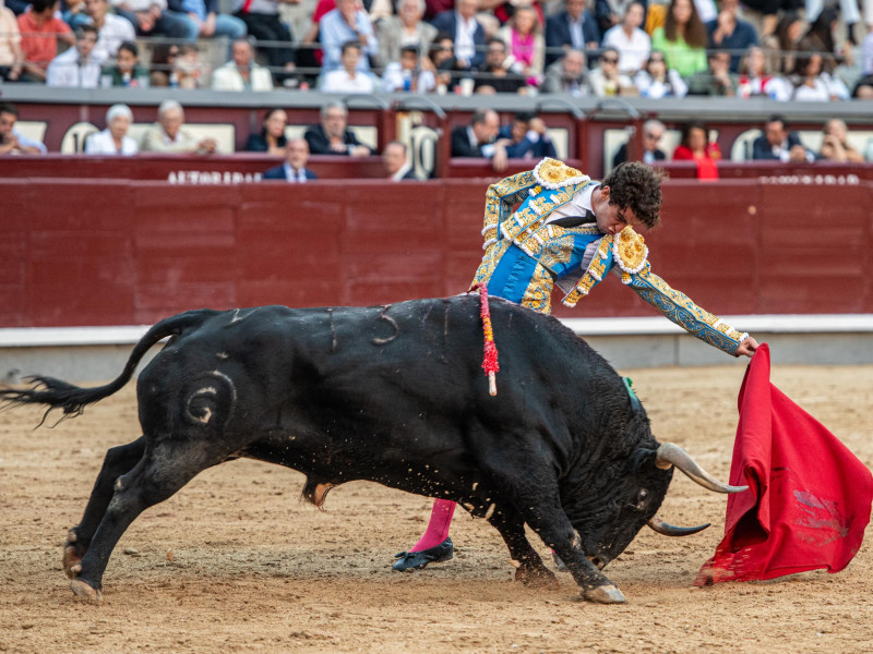 Natural de Víctor Hernández al tercer toro de Fuente Ymbro