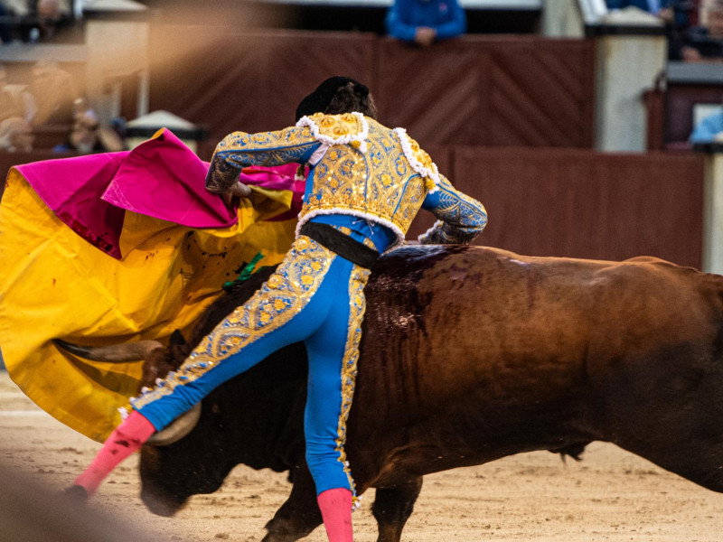 Momento de la cornada sufrida por Víctor Hernández este domingo en Las Ventas