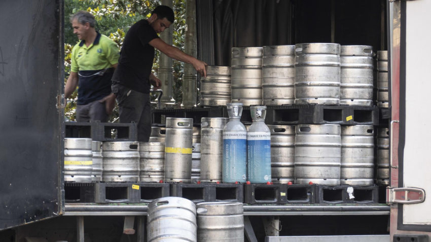 Un repartidor trabaja en San Sebastián