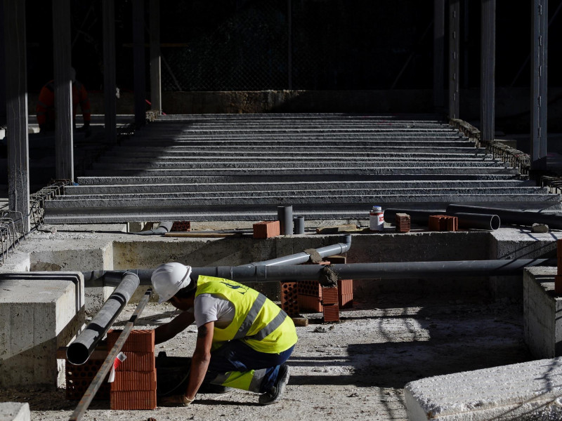 Un obrero de la construcción trabaja en una edificación en Valladolid