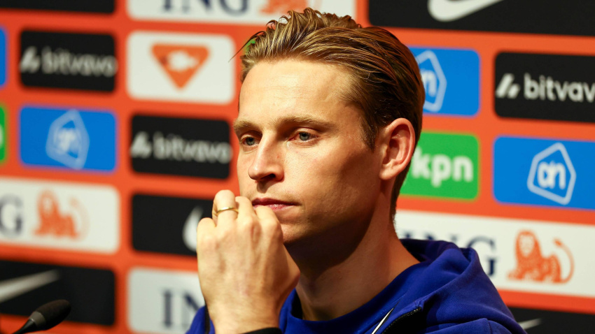 De Jong atiende a los medios de comunicación en la concentración de Países Bajos