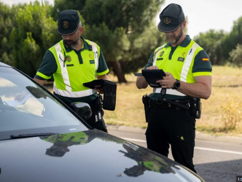 Efectivos de la Guardia Civil multando a un conductor