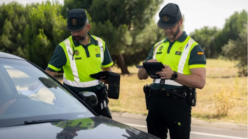 Efectivos de la Guardia Civil multando a un conductor