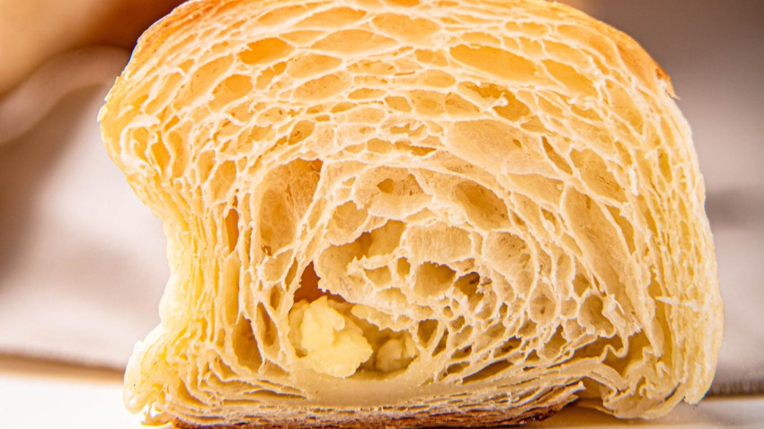 hoy lo consideramos un emblema de la gastronomía francesa, la historia del cruasán tiene sus orígenes en Viena (Austria)