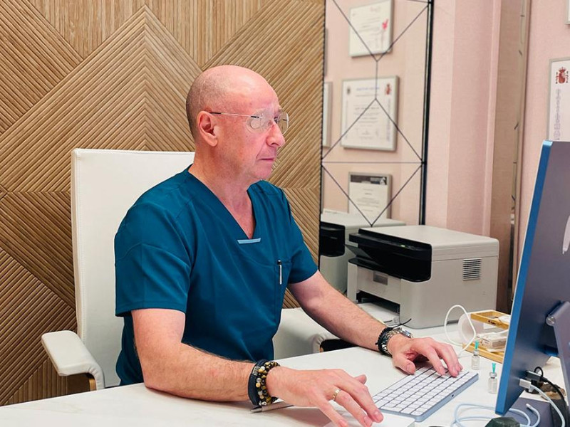 El doctor Luis Morillas sigue el expediente clínico de todos sus pacientes