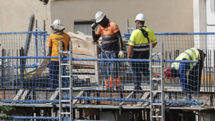Varios trabajadores en una obra en el centro de València