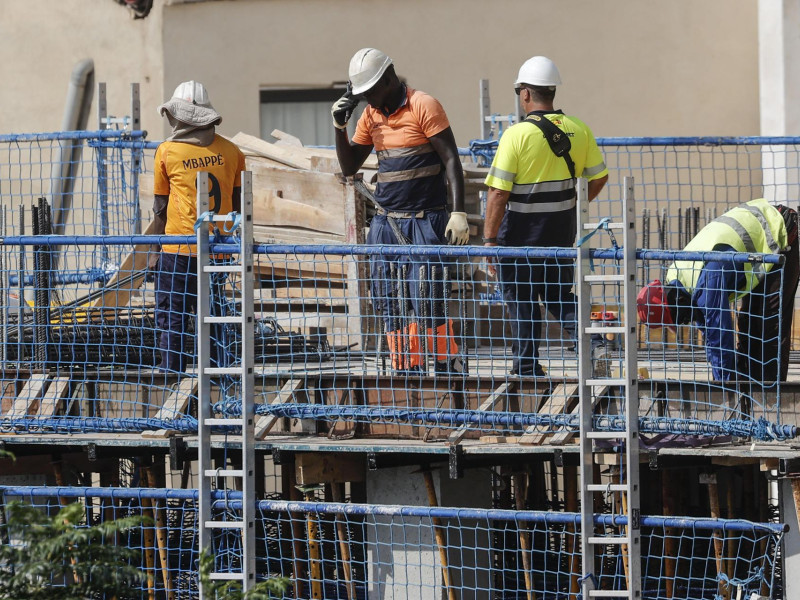 Varios trabajadores en una obra en el centro de València