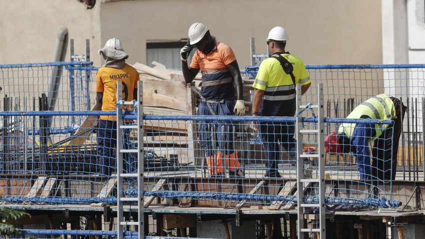 Varios trabajadores en una obra en el centro de València