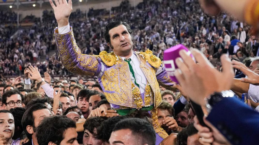El diestro Morante de la Puebla sale a hombros tras el festejo taurino de la Feria de Otoño celebrado este domingo en la Monumental de Las Ventas, en Madrid