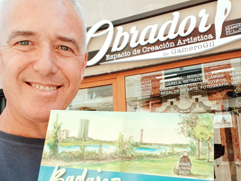 Gamero gil muestra un ejemplar de su libro frente al Obrador