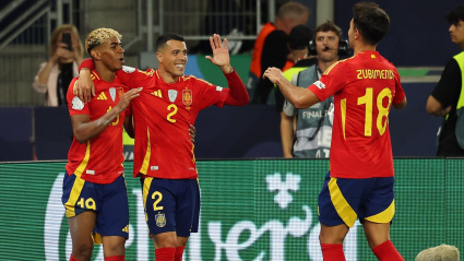 El español Lamine Yamal (izq.) celebra el quinto gol de su equipo con sus compañeros Pedro Porro (centro) y Martín Zubimendi durante el partido de semifinales de la Liga de Naciones de la UEFA entre España y Francia en el Stuttgart Arena.